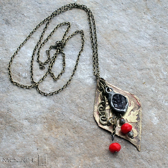 Lisc-z-granatem-wisior-mosiezny-trawione-wzory-brylka-granatu-ozdobny-kwiatowe-wzory-handmade