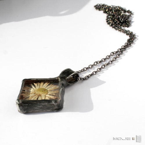 za-ROMB-ista-stokrotka-wisior-wisiorek-bizuteria-z-miedzi-fusing-ze-szkła-rękodzieło-suszony-kwiat-suszona-stokrotka-kwadratowy-romb-handmade