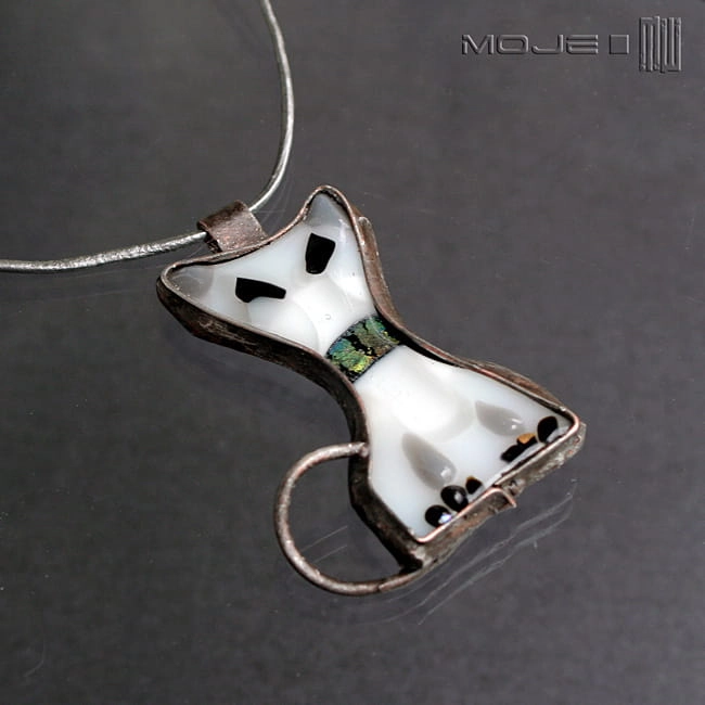 Biały kot, kot, szklany kot, biżuteria fusing, biżuteria szklana, biżuteria tiffany, biżuteria z miedzi, biżuteria ze szkła, kot tiffany, biżuteria miedziana, biżuteria autorska 