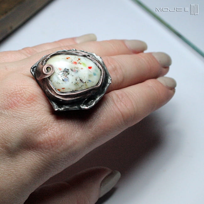Okruchy kolorów w mleku. pierścionek Tiffany, biżuteria, pierścionek, biżuteria fusing, fusing szklany, pierścionek z oczkiem, metaloplastyka, hand-made, biżuteria autorska,