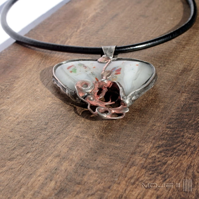 Wisior dziwny, wisior szklany, wisior miedziany, wisior, metaloplastyka, hand made, rękodzieło, oryginalny prezent, biżuteria autorska, fusing, fusing szklany,