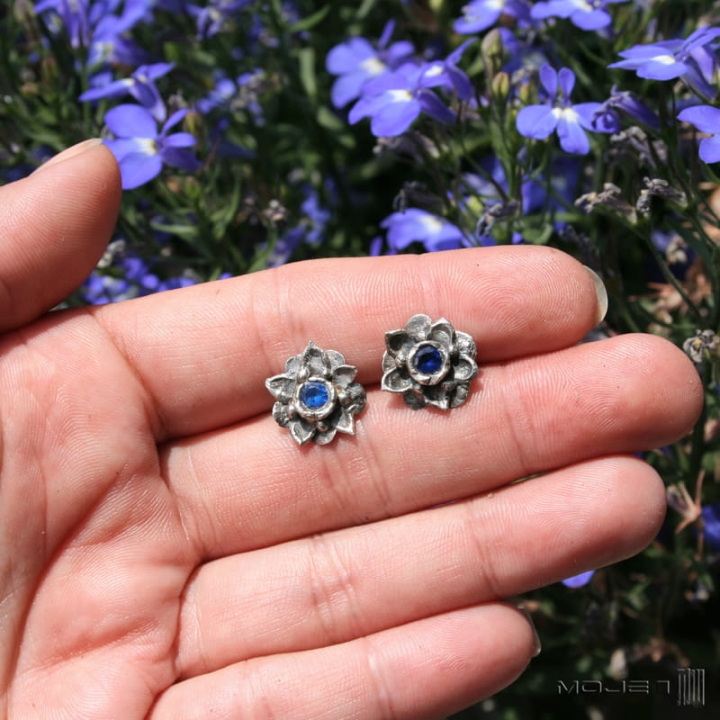floralki-szafirowe-srebrne-kwiatuszki-kolczyki-sztyfty-srebro-cyrkonia-art-clay
