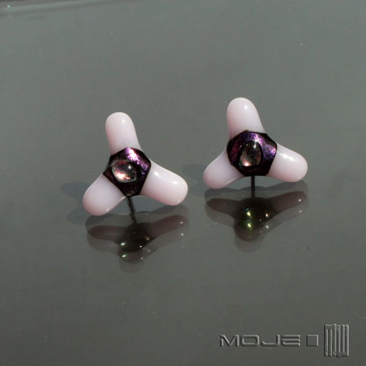 wiatraczki-w-bladym-rozu-szklane-kolczyki-fusing-sztyfty-szklo-dichroiczne-trojkatne