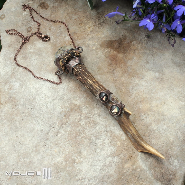 skarb-lesnego-elfa-wisior-rog-z-rogu-koziolka-cytryn-duzy-wisior-szklo-dichroiczne-fusing-parostek-poganska-bizuteria