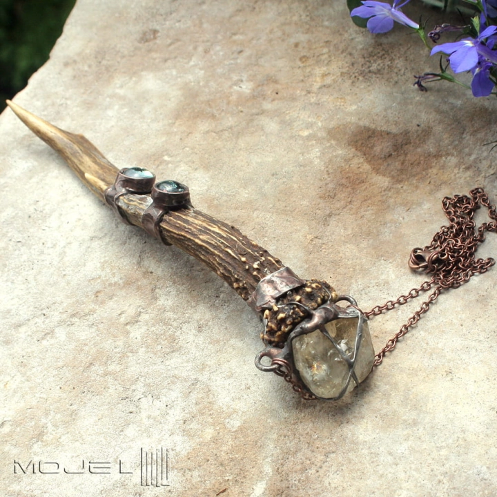 skarb-lesnego-elfa-wisior-rog-z-rogu-koziolka-cytryn-duzy-wisior-szklo-dichroiczne-fusing-parostek-poganska-bizuteria