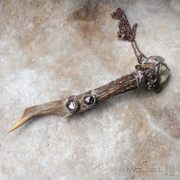 skarb-lesnego-elfa-wisior-rog-z-rogu-koziolka-cytryn-duzy-wisior-szklo-dichroiczne-fusing-parostek-poganska-bizuteria