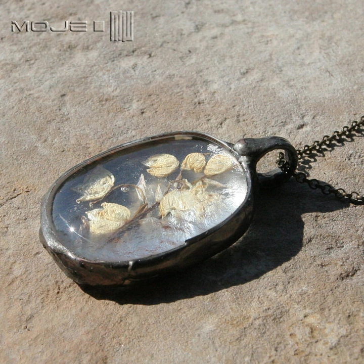 herbario-konwalia-szklany-wisior-z-suszonymi-kwiatami-fusing