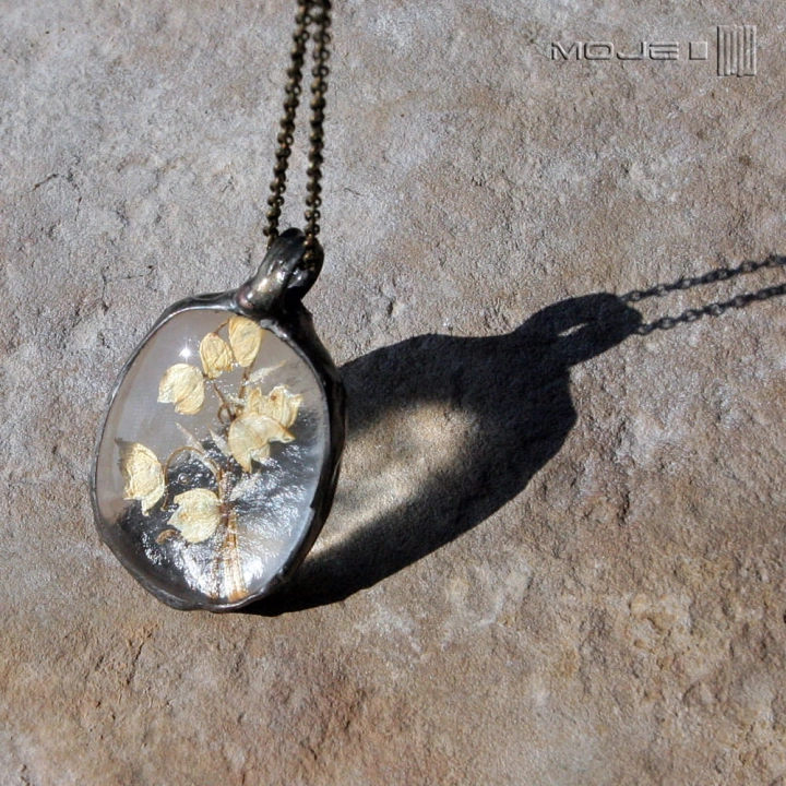 herbario-konwalia-szklany-wisior-z-suszonymi-kwiatami-fusing