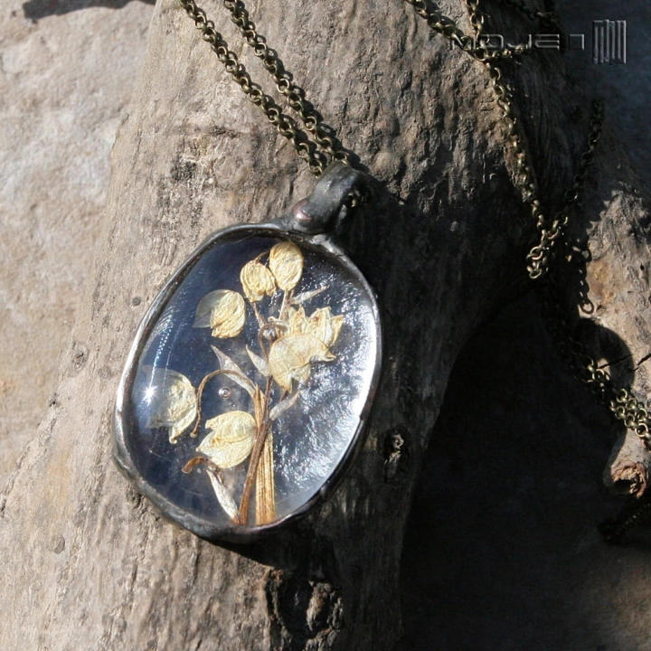 herbario-konwalia-szklany-wisior-z-suszonymi-kwiatami-fusing