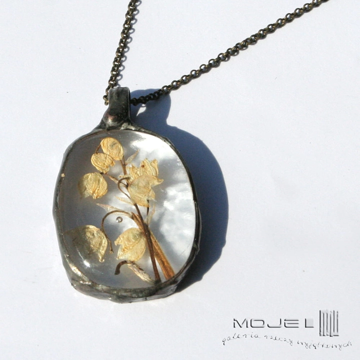 herbario-konwalia-szklany-wisior-z-suszonymi-kwiatami-fusing