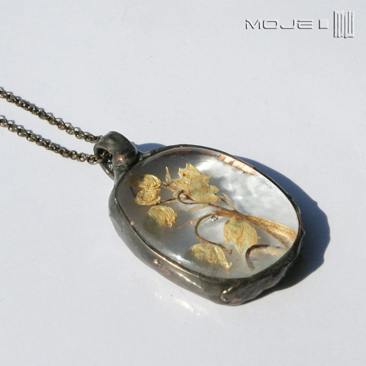 herbario-konwalia-szklany-wisior-z-suszonymi-kwiatami-fusing