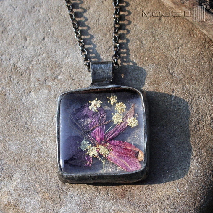 herbario-fuksja-czarny-bez-wisior-z-suszonymi-kwiatami-szklany-fusing-oprawiony-w-miedz