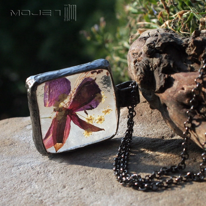 herbario-fuksja-czarny-bez-wisior-z-suszonymi-kwiatami-szklany-fusing-oprawiony-w-miedz