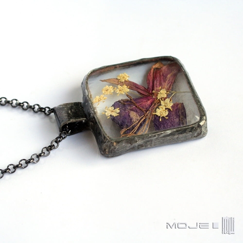 herbario-fuksja-czarny-bez-wisior-z-suszonymi-kwiatami-szklany-fusing-oprawiony-w-miedz