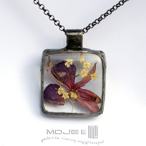 herbario-fuksja-czarny-bez-wisior-z-suszonymi-kwiatami-szklany-fusing-oprawiony-w-miedz