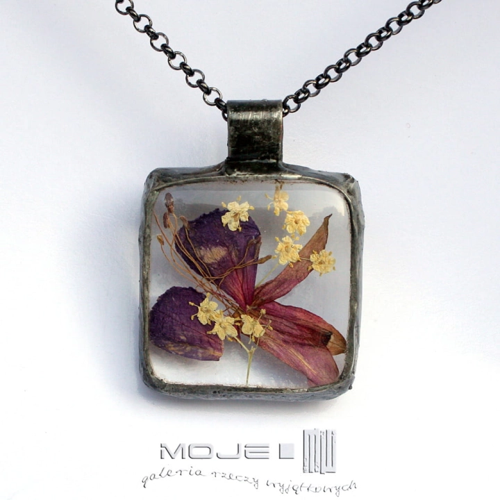 herbario-fuksja-czarny-bez-wisior-z-suszonymi-kwiatami-szklany-fusing-oprawiony-w-miedz