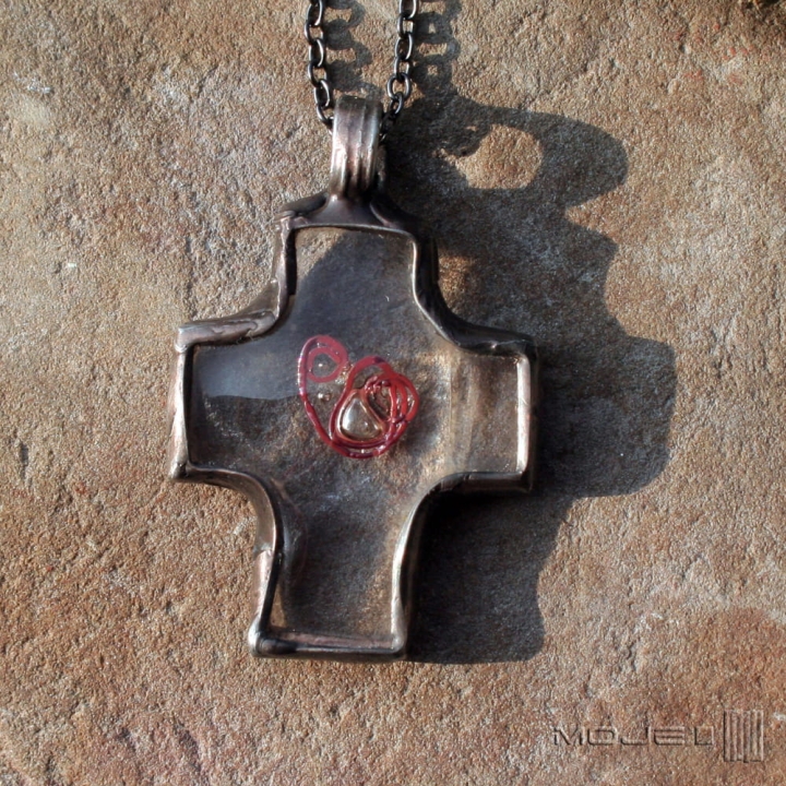 krzyz-z-zawirowaniem-wisior-z-krzyzem-szklany-fusing-bezbarwny-meski