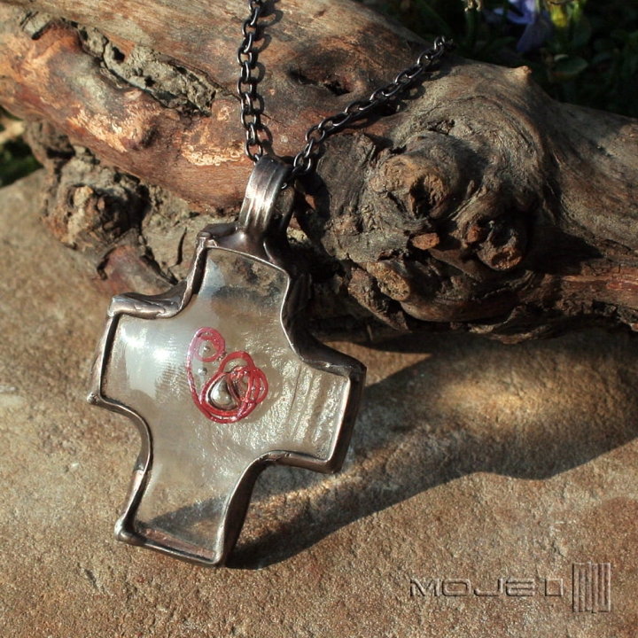 krzyz-z-zawirowaniem-wisior-z-krzyzem-szklany-fusing-bezbarwny-meski