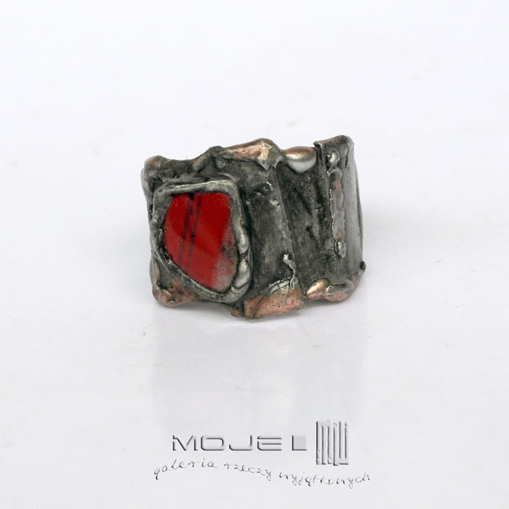 asymetria-z-jaspisem-miedziany-pierscionek-kamien-naturalny-szlifowany-czerwony-szeroka-obraczka-regulowana-jaspis