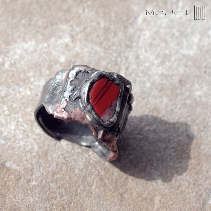 asymetria-z-jaspisem-miedziany-pierscionek-kamien-naturalny-szlifowany-czerwony-szeroka-obraczka-regulowana-bizuteria