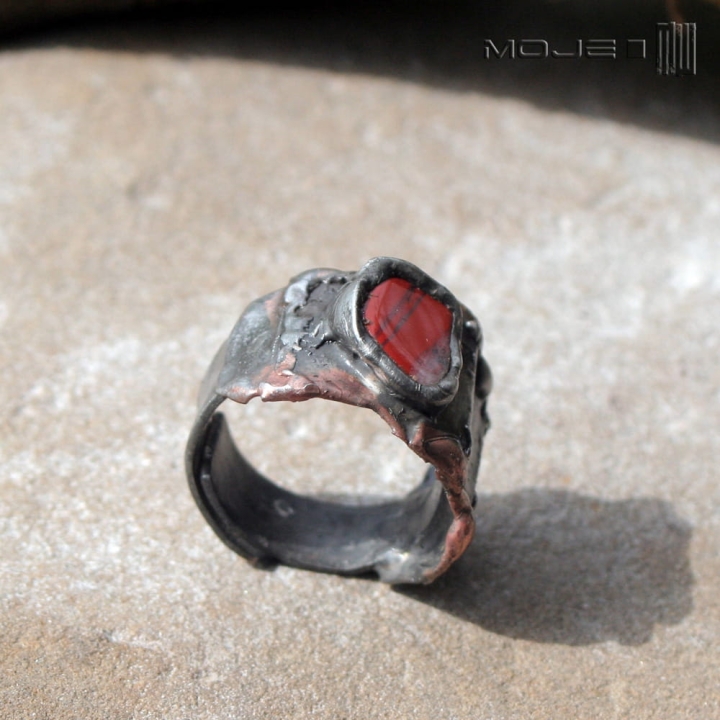 asymetria-z-jaspisem-miedziany-pierscionek-kamien-naturalny-szlifowany-czerwony-szeroka-obraczka-regulowana-bizuteria