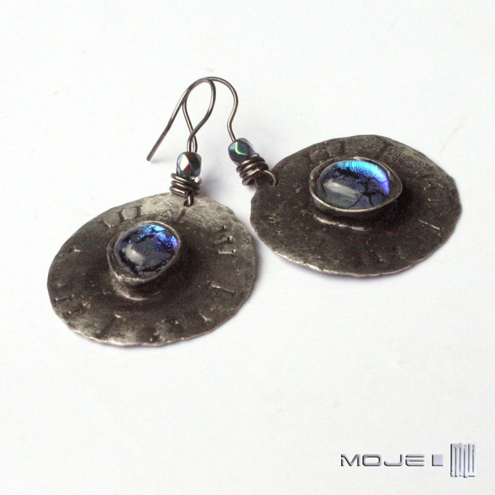 dichrooko-w-blekitach-kolczyki-wiszace-miedziane-bizuteria-z-miedzi-fusing-szklo-dichroiczne-niebieskie