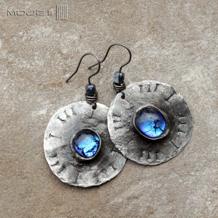 dichrooko-w-blekitach-kolczyki-wiszace-miedziane-bizuteria-z-miedzi-fusing-szklo-dichroiczne-niebieskie