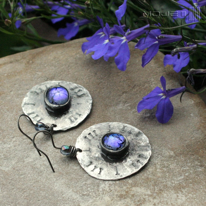 dichrooko-w-blekitach-kolczyki-wiszace-miedziane-bizuteria-z-miedzi-fusing-szklo-dichroiczne-niebieskie