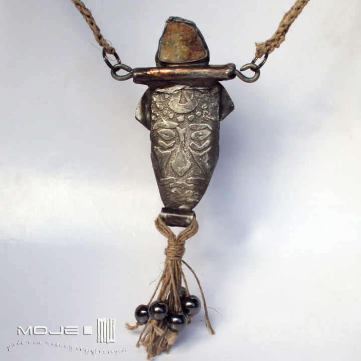 kapelusznik-nieoczywisty-wisior-naszyjnik-kamien-naturalny-twarz-miedziany-hematyt-rustykalny-len-lniany-sznurek