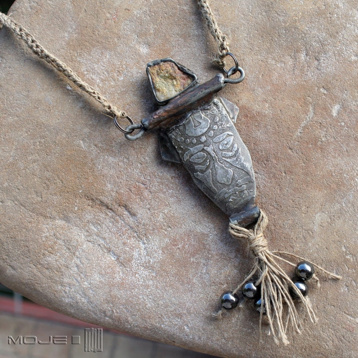 kapelusznik-nieoczywisty-wisior-naszyjnik-kamien-naturalny-twarz-miedziany-hematyt-rustykalny-len-lniany-sznurek