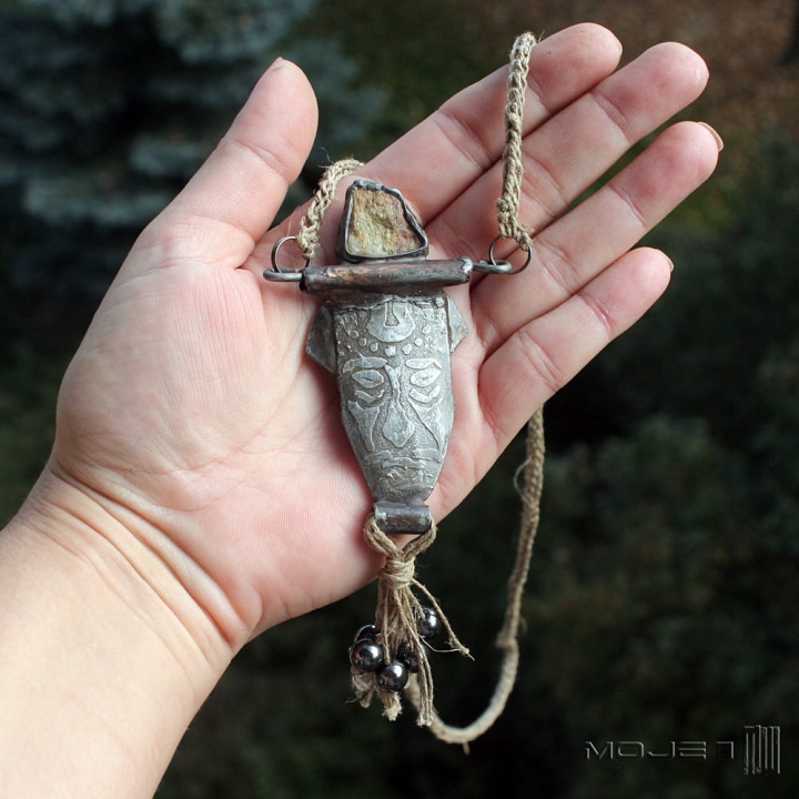 kapelusznik-nieoczywisty-wisior-naszyjnik-kamien-naturalny-twarz-miedziany-hematyt-rustykalny-len-lniany-sznurek