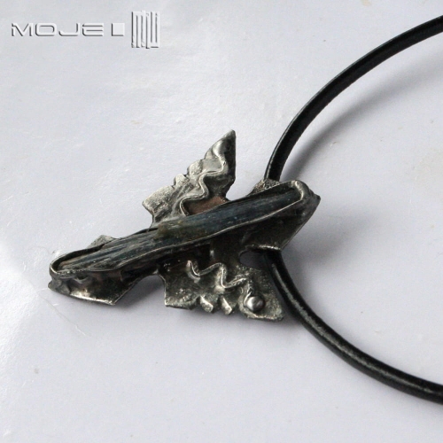 cyjanitowy-grot-meski-wisior-bizuteria-dla-mezczyzny-miedziany-ostry-trojkatny-kamien-naturalny-surowy-rustykalny