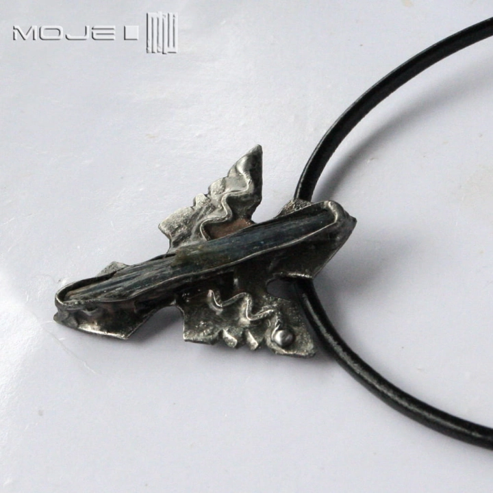 cyjanitowy-grot-meski-wisior-bizuteria-dla-mezczyzny-miedziany-ostry-trojkatny-kamien-naturalny-surowy-rustykalny