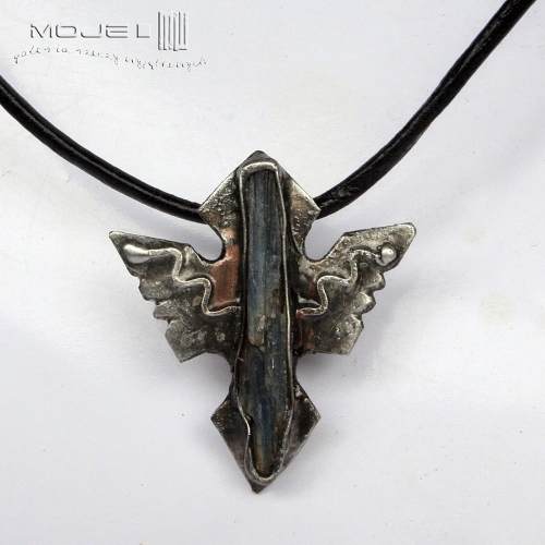 cyjanitowy-grot-meski-wisior-bizuteria-dla-mezczyzny-miedziany-ostry-trojkatny-kamien-naturalny-surowy-rustykalny