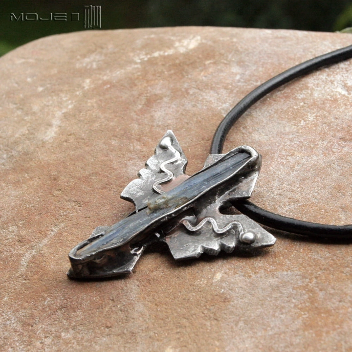 cyjanitowy-grot-meski-wisior-bizuteria-dla-mezczyzny-miedziany-ostry-trojkatny-kamien-naturalny-surowy-rustykalny