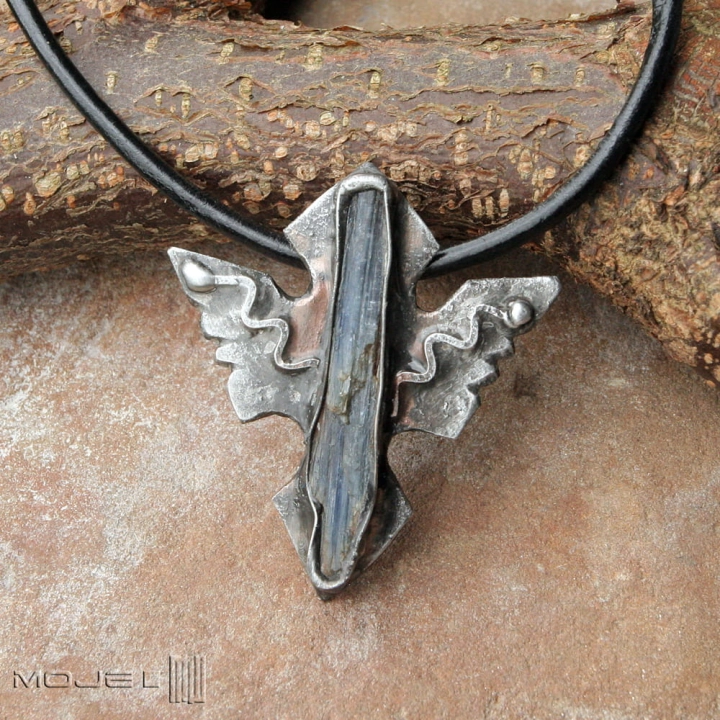 cyjanitowy-grot-meski-wisior-bizuteria-dla-mezczyzny-miedziany-ostry-trojkatny-kamien-naturalny-surowy-rustykalny