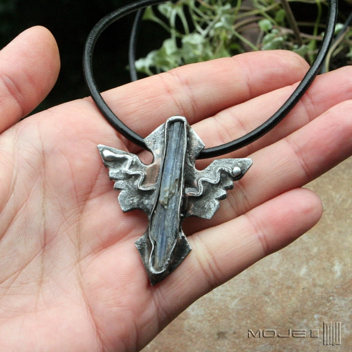 cyjanitowy-grot-meski-wisior-bizuteria-dla-mezczyzny-miedziany-ostry-trojkatny-kamien-naturalny-surowy-rustykalny