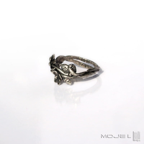 kwiatowy, pierścionek srebrny, srebrne kwiatuszki, pierścionek z kwiatuszkami