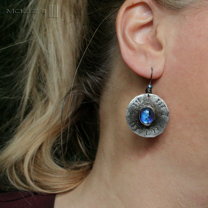 dichrooko-w-blekitach-kolczyki-wiszace-miedziane-bizuteria-z-miedzi-fusing-szklo-dichroiczne-niebieskie