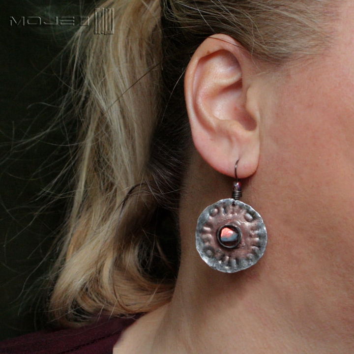 dichrooko-opalizujace-kolczyki-z-miedzi-szklane-oko-szklo-dichroiczne-fusing-wiszace-miedziane-okragle