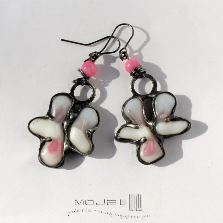 fiolki-douszki-szklane-kolczyki-ze-szkla-fusing-kwiatki-romantyczne-kobiece