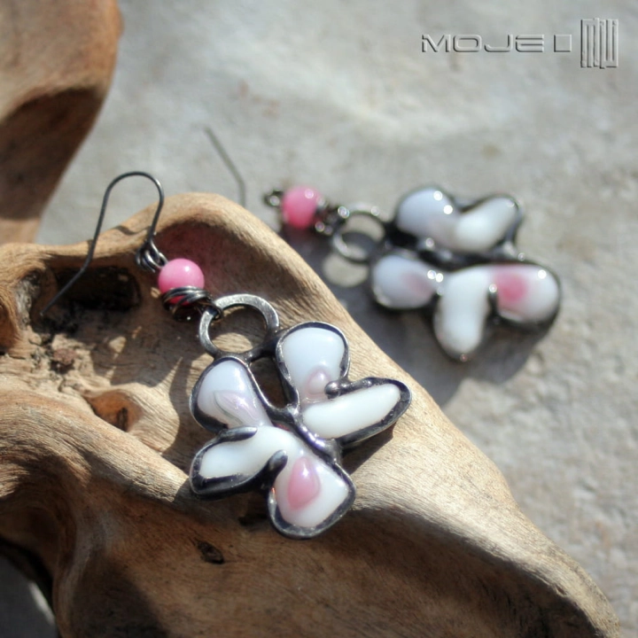 fiolki-douszki-szklane-kolczyki-ze-szkla-fusing-kwiatki-romantyczne-kobiece