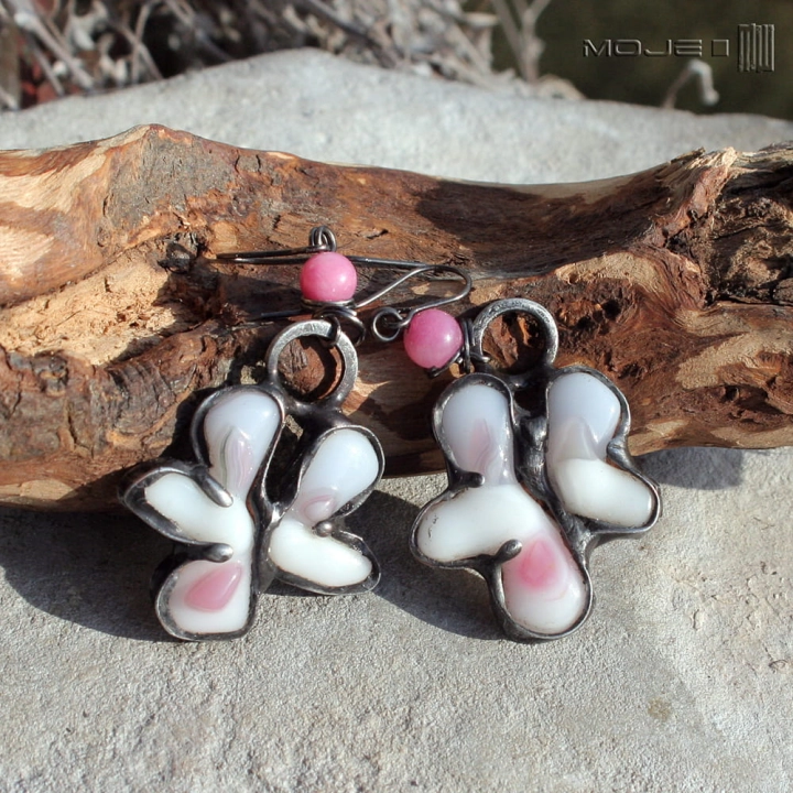 fiolki-douszki-szklane-kolczyki-ze-szkla-fusing-kwiatki-romantyczne-kobiece