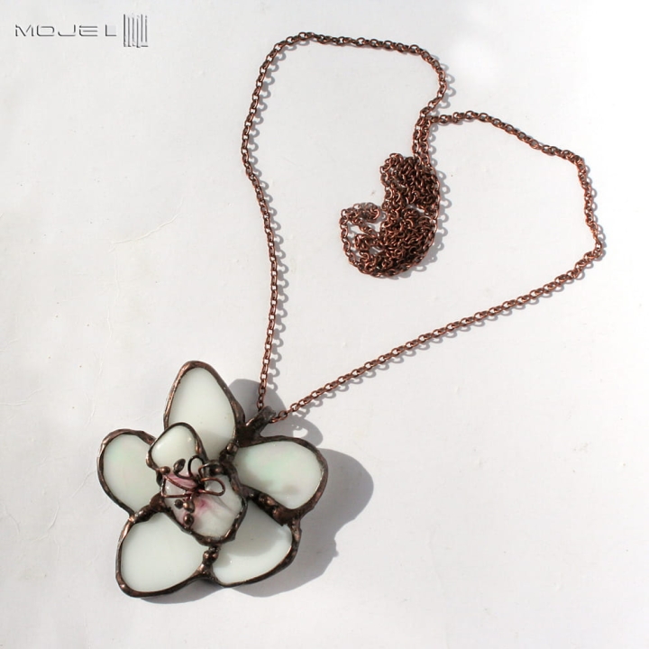 bialokwiat-wisior-kwiat-ze-szkla-szklany-bialy-platki-kwiatu-fusing-kwiatowa-bizuteria