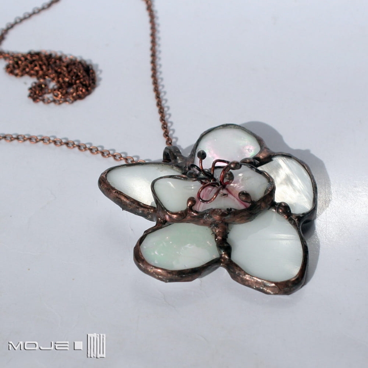 bialokwiat-wisior-kwiat-ze-szkla-szklany-bialy-platki-kwiatu-fusing-kwiatowa-bizuteria