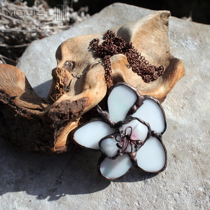 bialokwiat-wisior-kwiat-ze-szkla-szklany-bialy-platki-kwiatu-fusing-kwiatowa-bizuteria