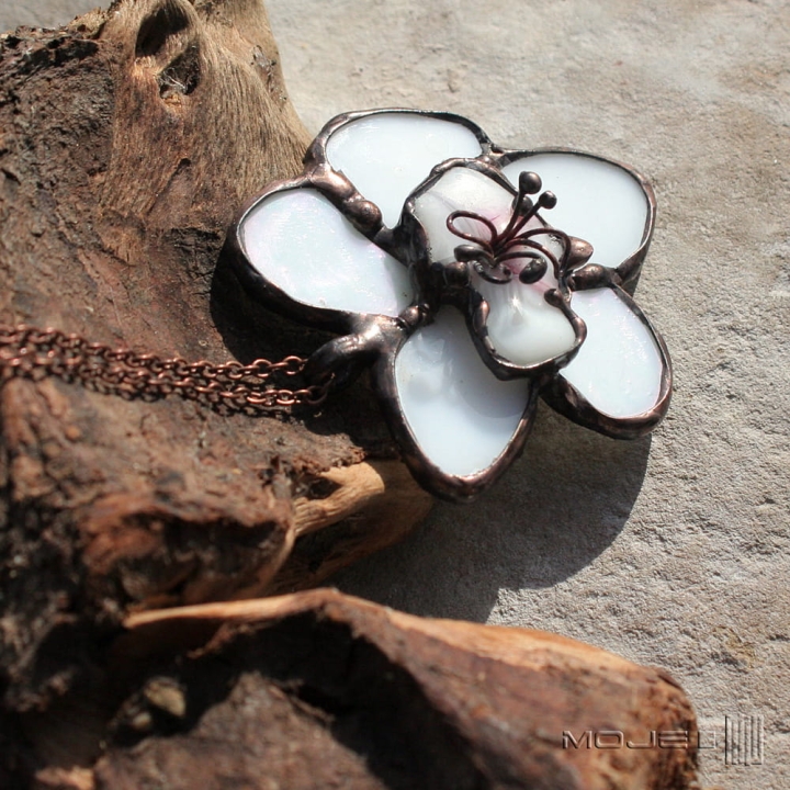 bialokwiat-wisior-kwiat-ze-szkla-szklany-bialy-platki-kwiatu-fusing-kwiatowa-bizuteria