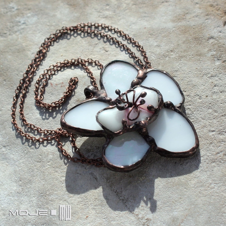 bialokwiat-wisior-kwiat-ze-szkla-szklany-bialy-platki-kwiatu-fusing-kwiatowa-bizuteria