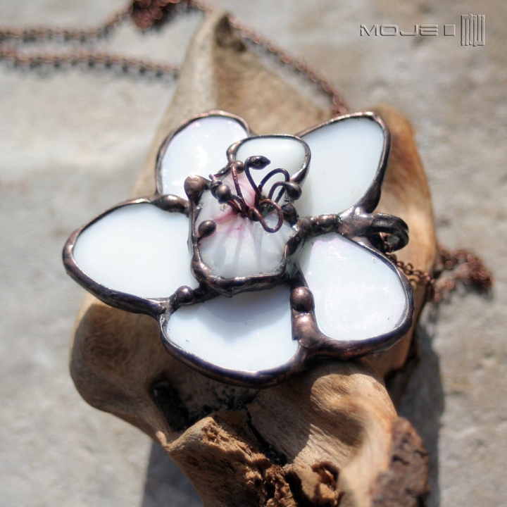 bialokwiat-wisior-kwiat-ze-szkla-szklany-bialy-platki-kwiatu-fusing-kwiatowa-bizuteria