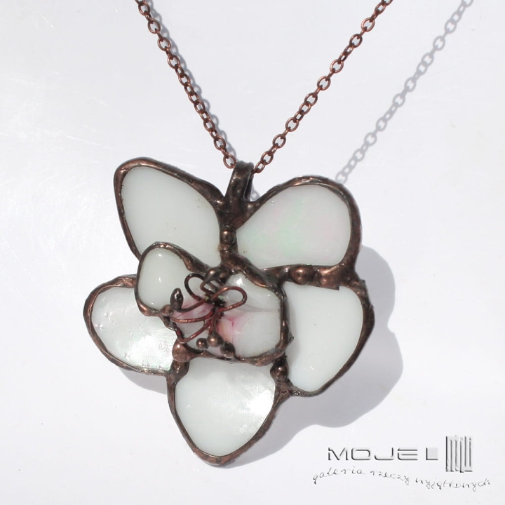 bialokwiat-wisior-kwiat-ze-szkla-szklany-bialy-platki-kwiatu-fusing-kwiatowa-bizuteria